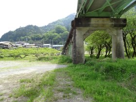 JR平岡駅の先の河川敷