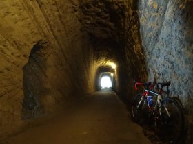 幻想的な素掘りのトンネル