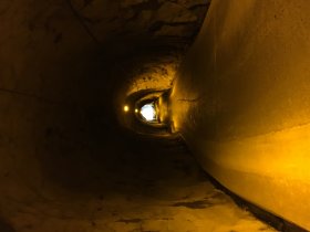 長めの素掘りのトンネル