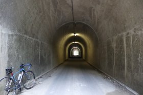 狭いトンネル