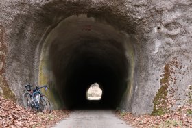狭いトンネル