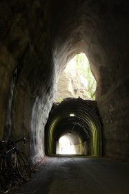 2段の素掘りのトンネル