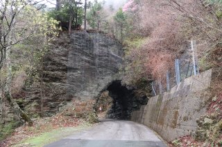 素掘りのトンネル